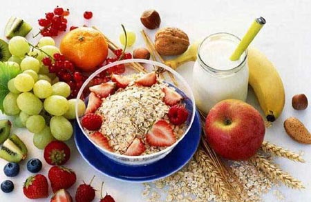 Фрукты в тарелке и на столе