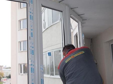 Монтировать оконные рамы