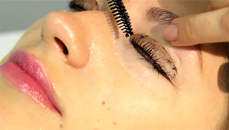 Нанесение вещества на ресницы