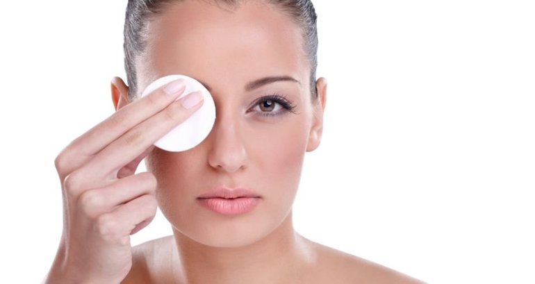 Важно правильно очищать глаза