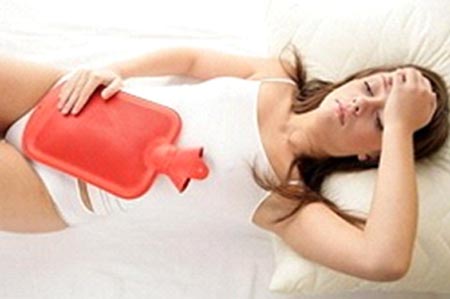 Женщина с грелкой на животе