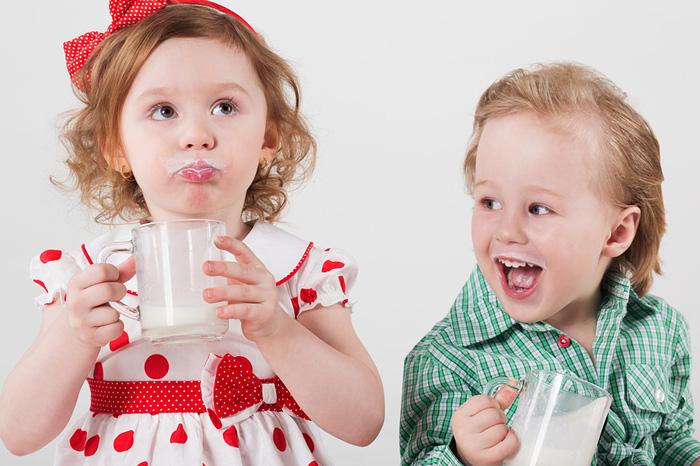 Дети пьют молоко
