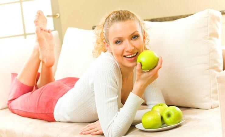 девушка с яблоками