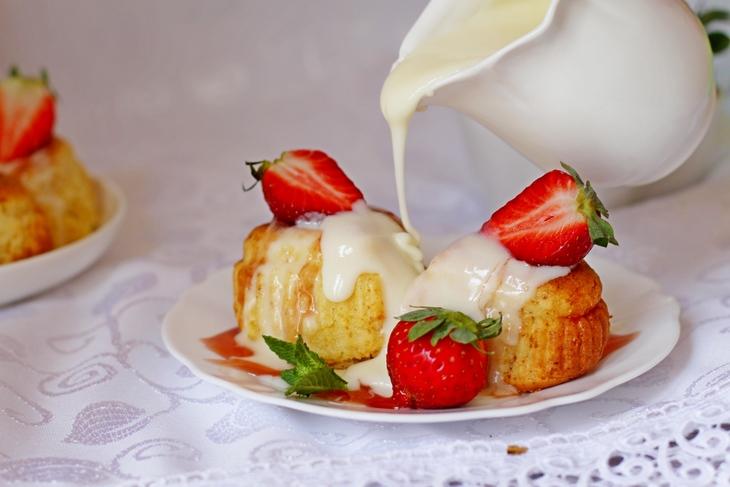 Творожные кексы с клубникой