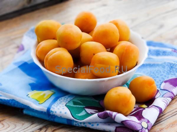 Абрикосы в тарелке