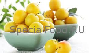 Алыча в тарелке