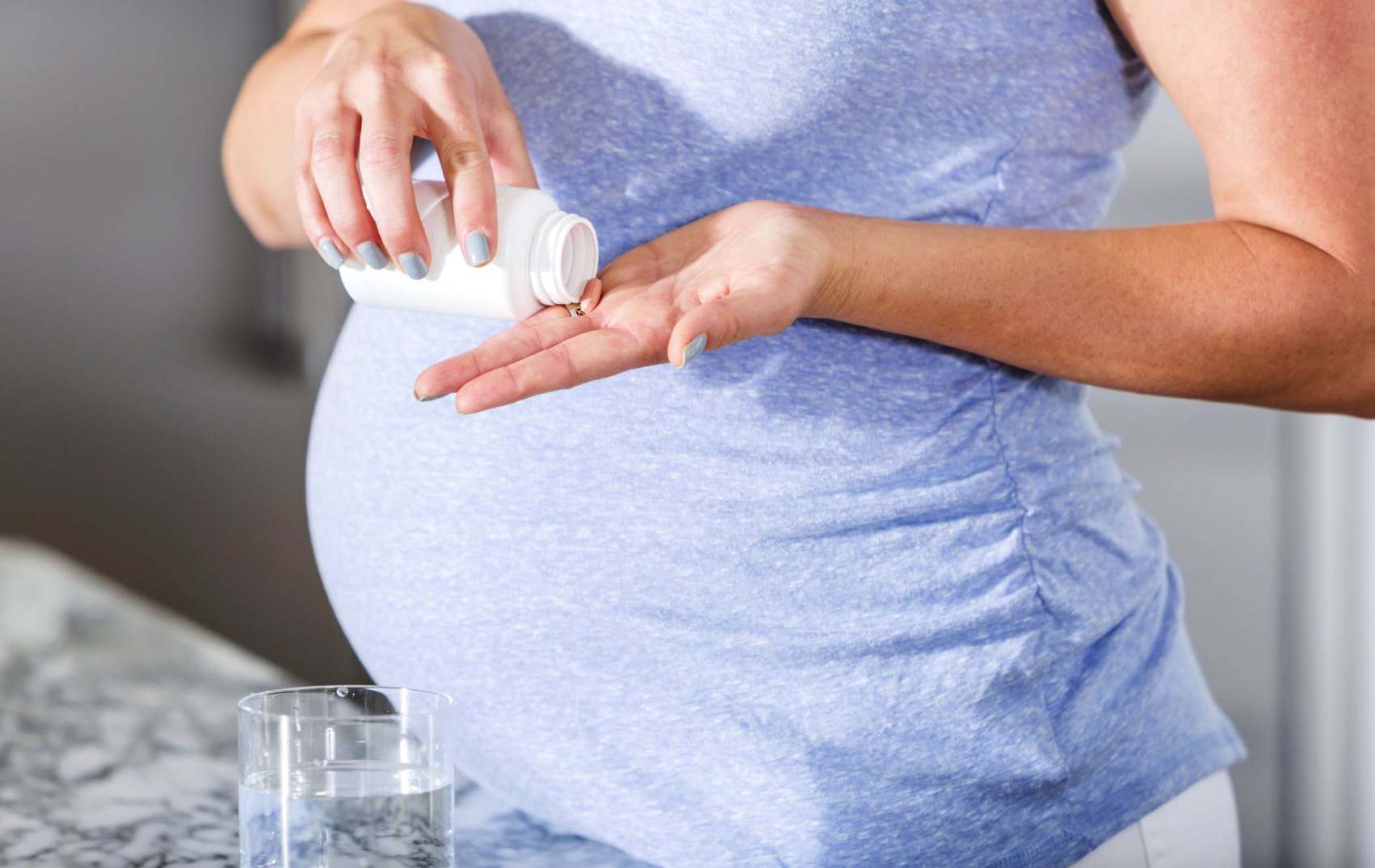 Беременная пьет железо