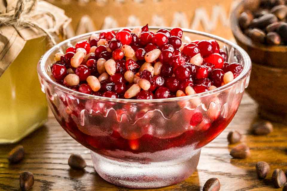 Десерт из клюквы и кедровых орехов