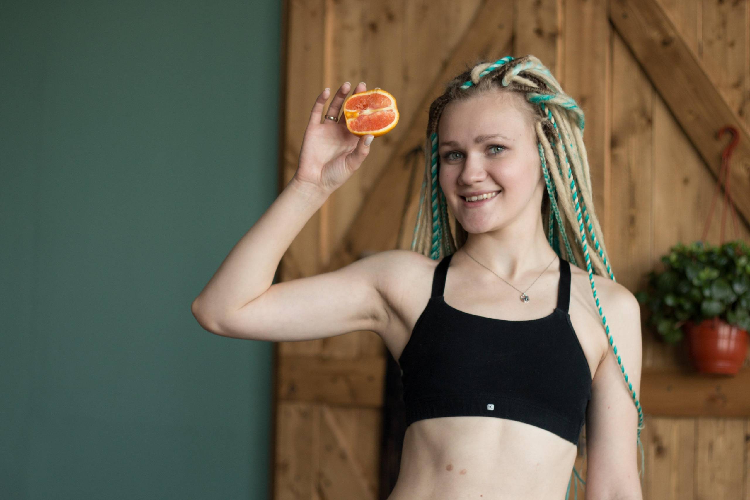 девушка с апельсином