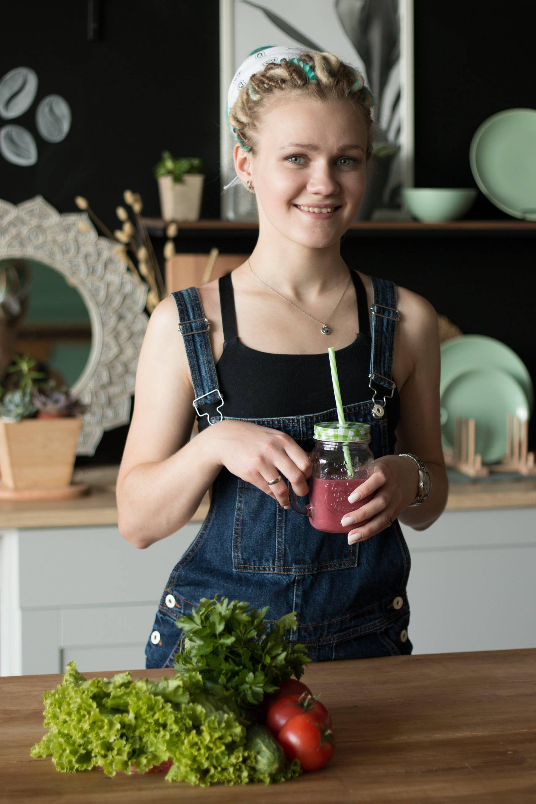 девушка с овощами