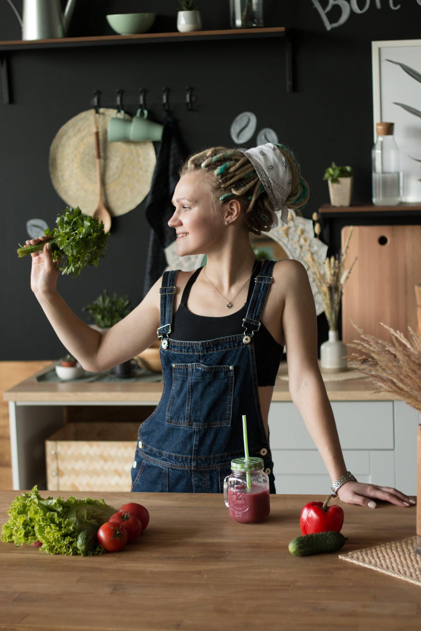 девушка с овощами