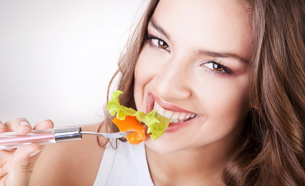 девушка ест