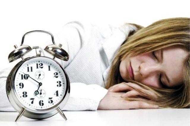 девушка и часы