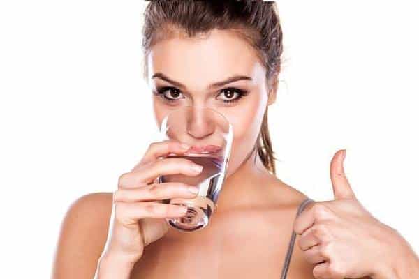 девушка пьет воду