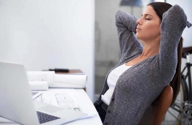 девушка сидит