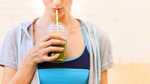 девушка пьет смузи