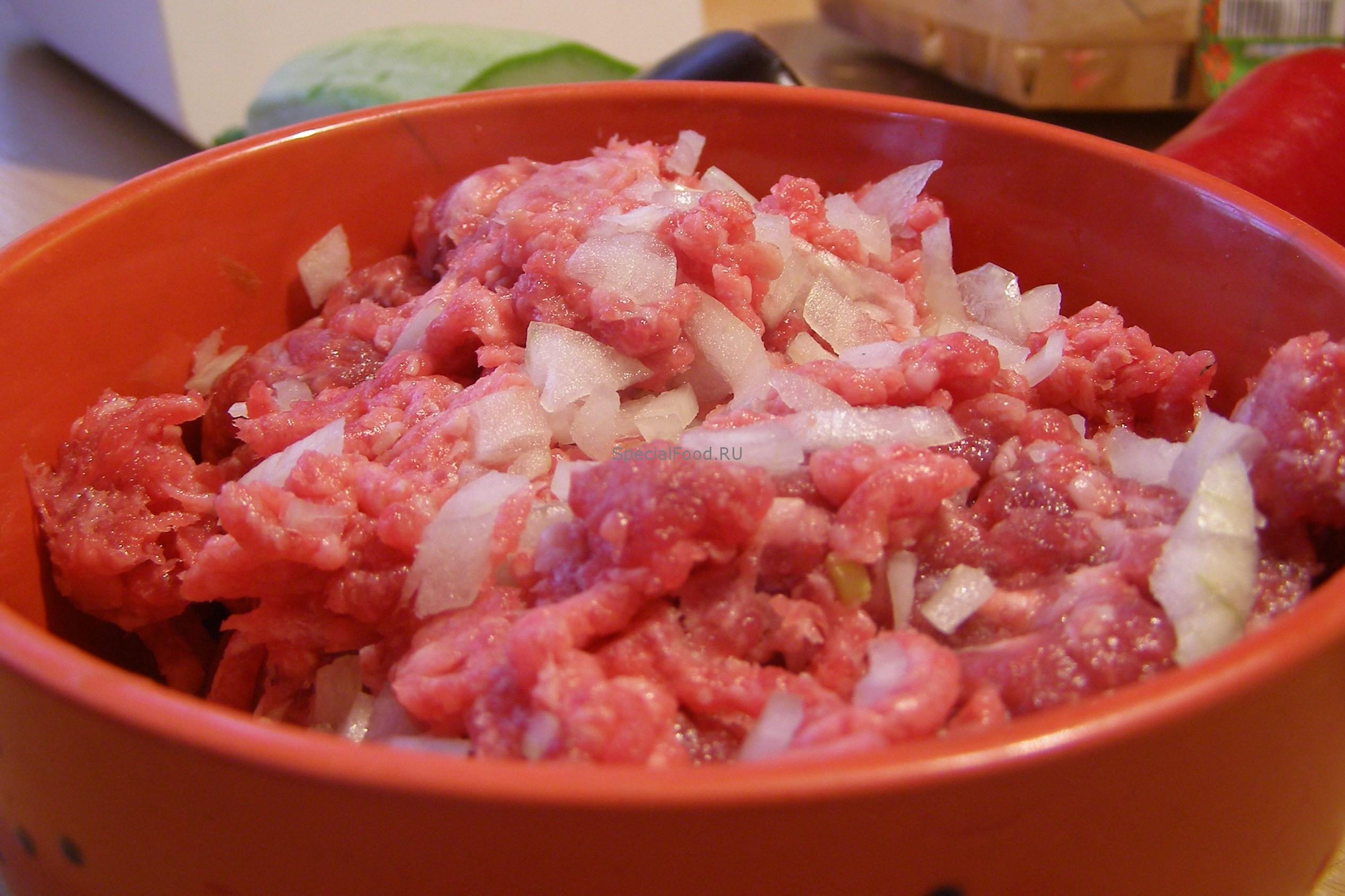 Добавим лук к фаршу