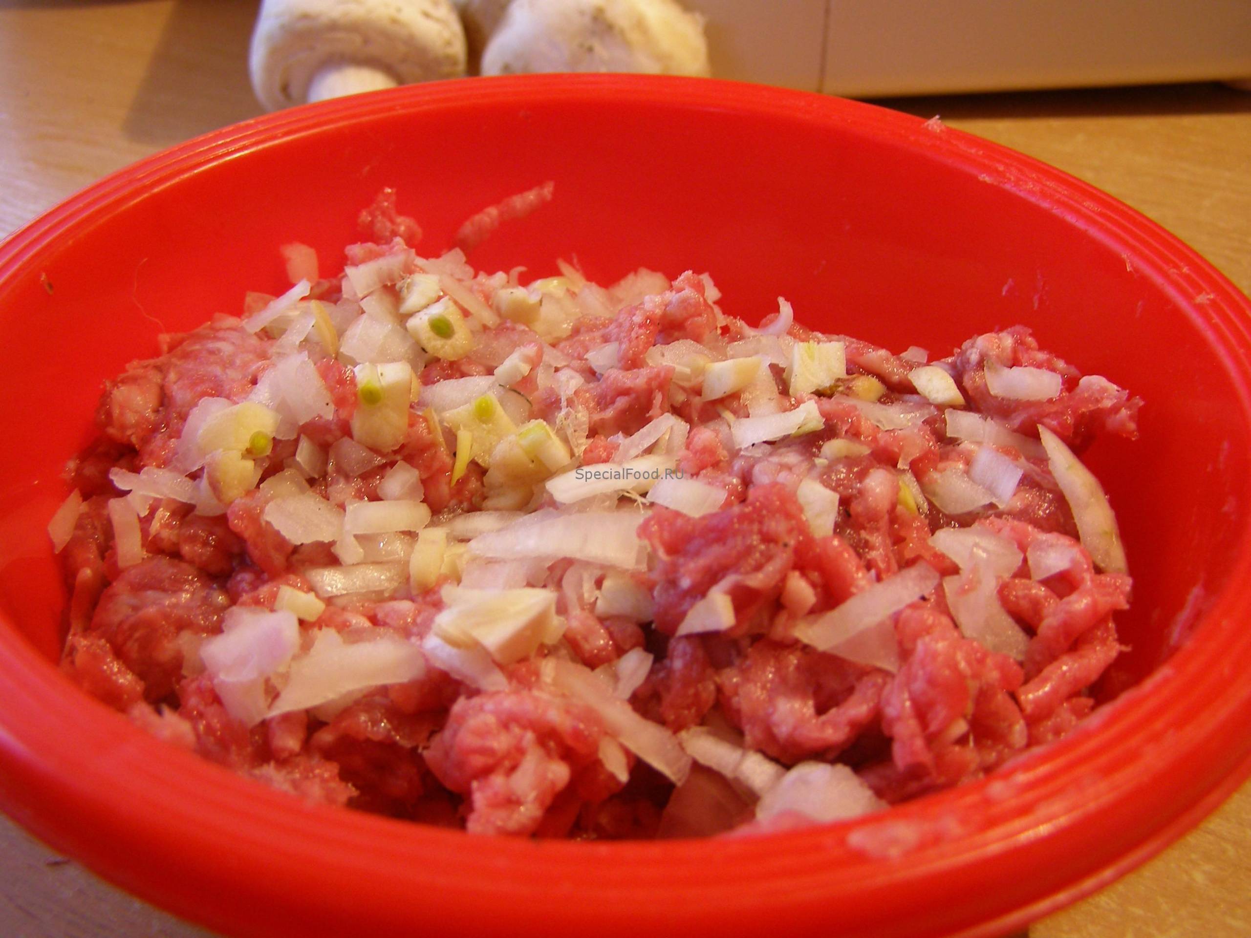 Смешиваем лук и фарш