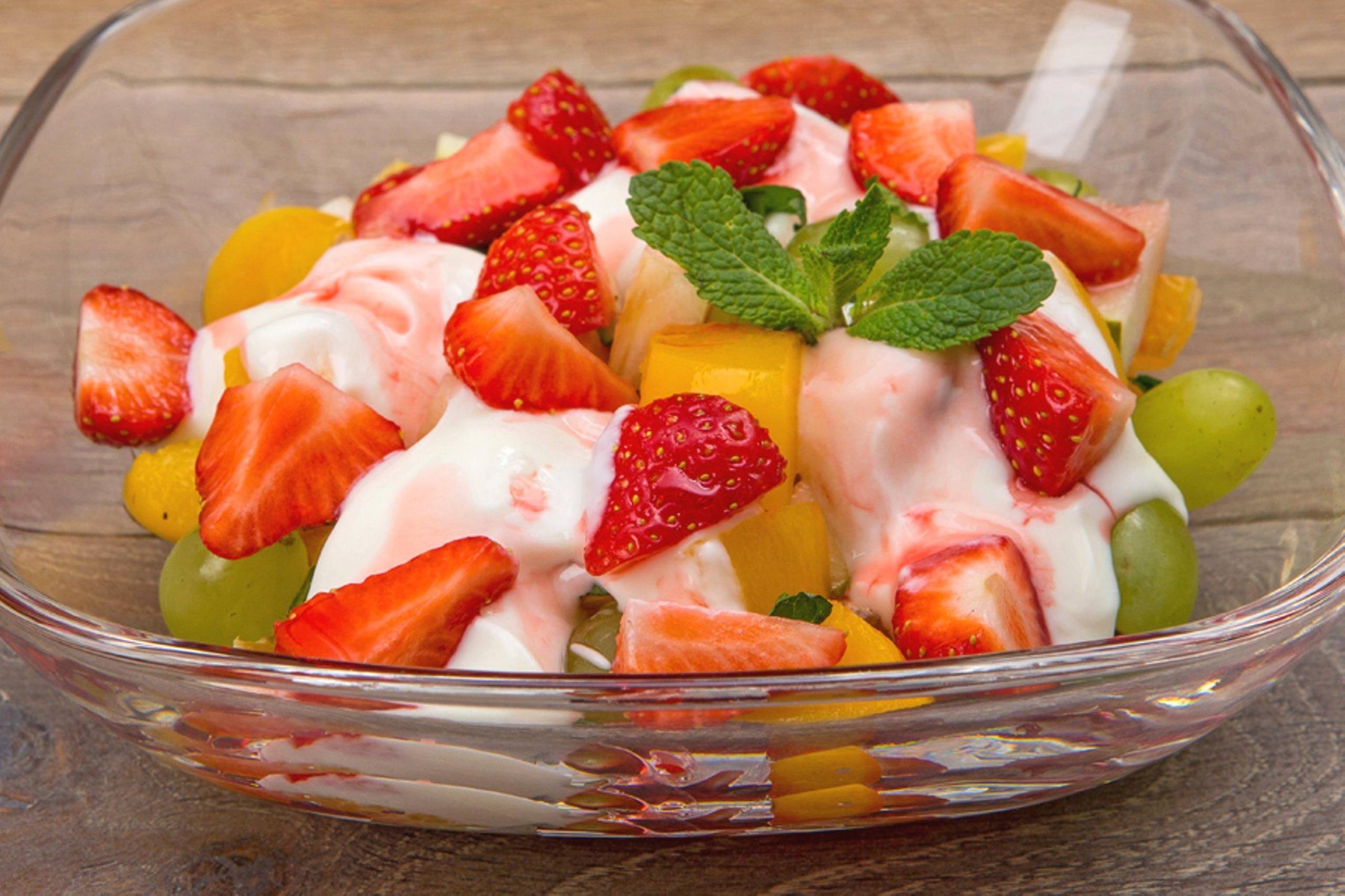 Фруктовый салат с йогуртом