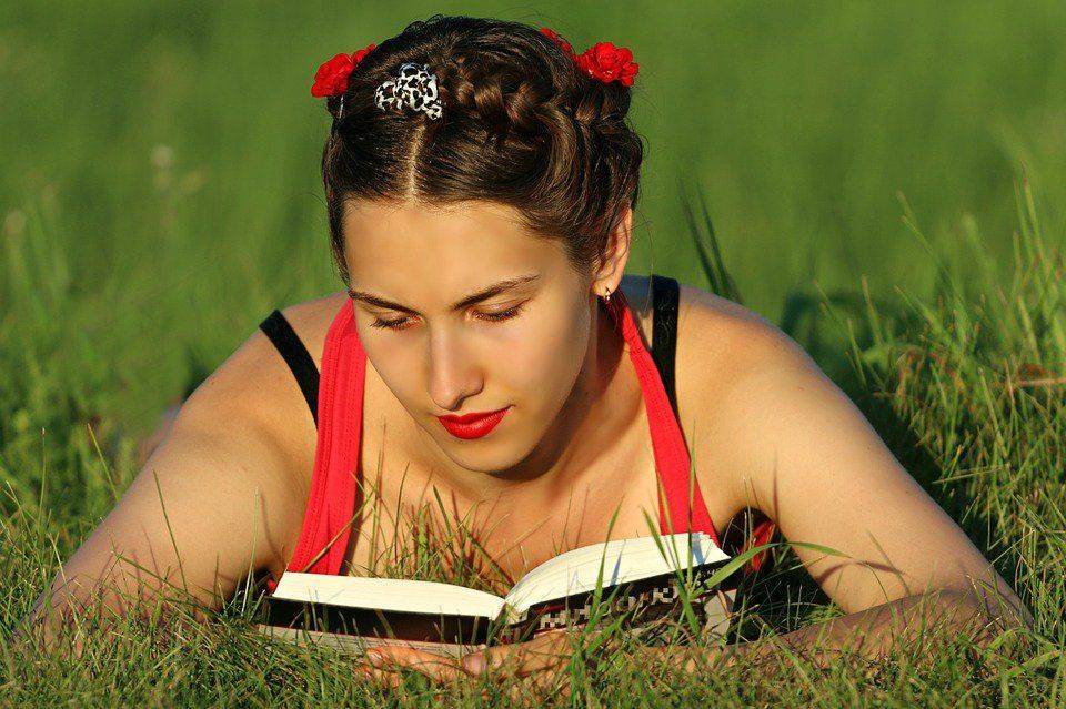 Девочка и книга Девушка читает лежа