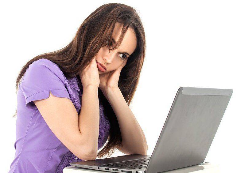 При работе за компьютером сильно устают глаза Девушка за компьютером