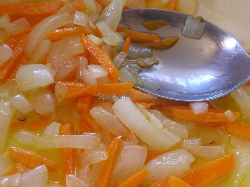Обжарим морковь и лук