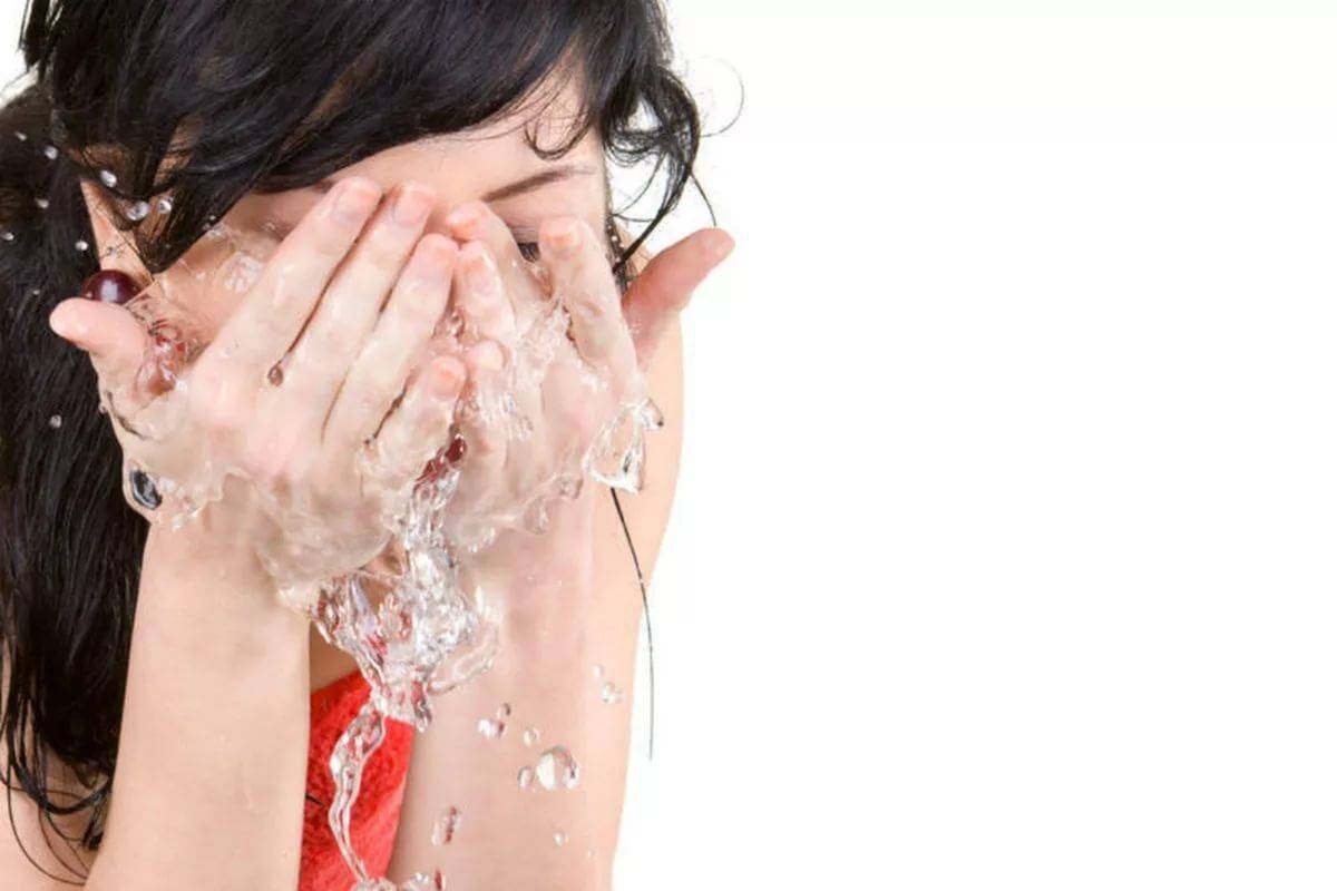 Девушка умывает глаза