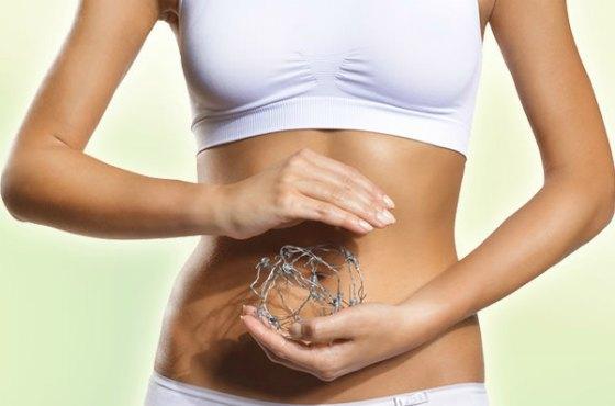 женщина с руками на животе