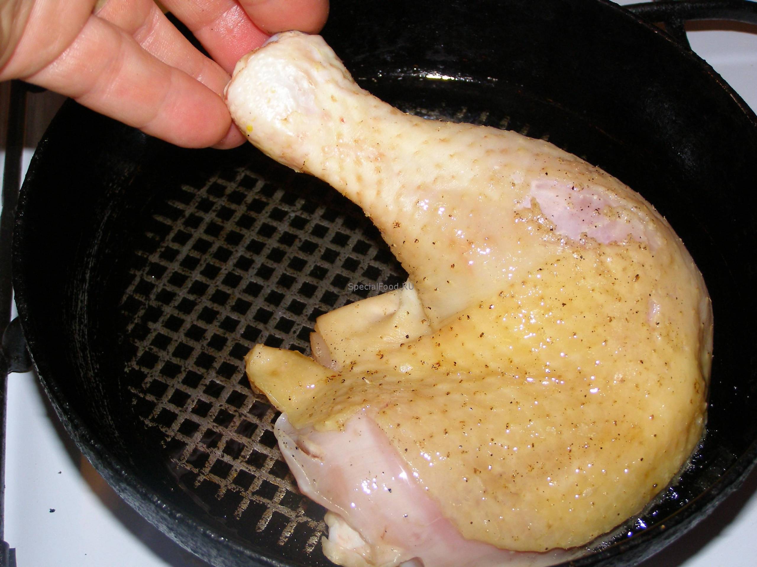 Курица томится