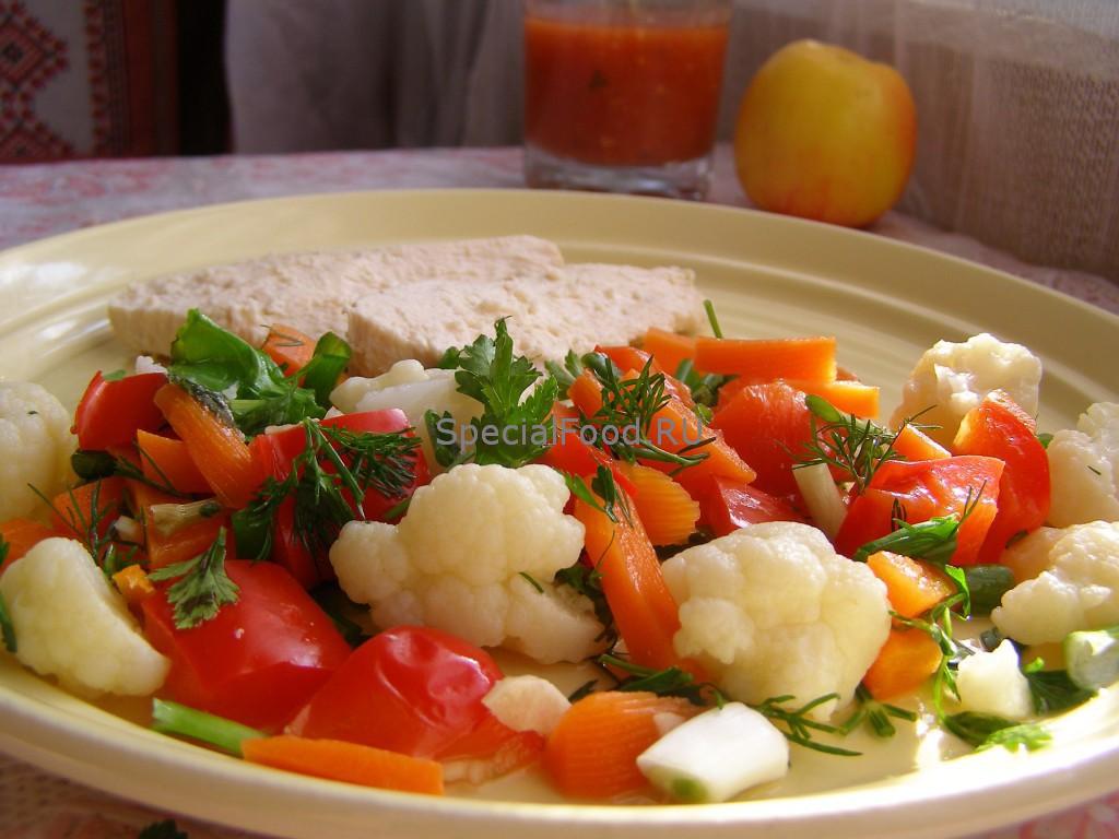 Куриная грудка с гарниром из овощей