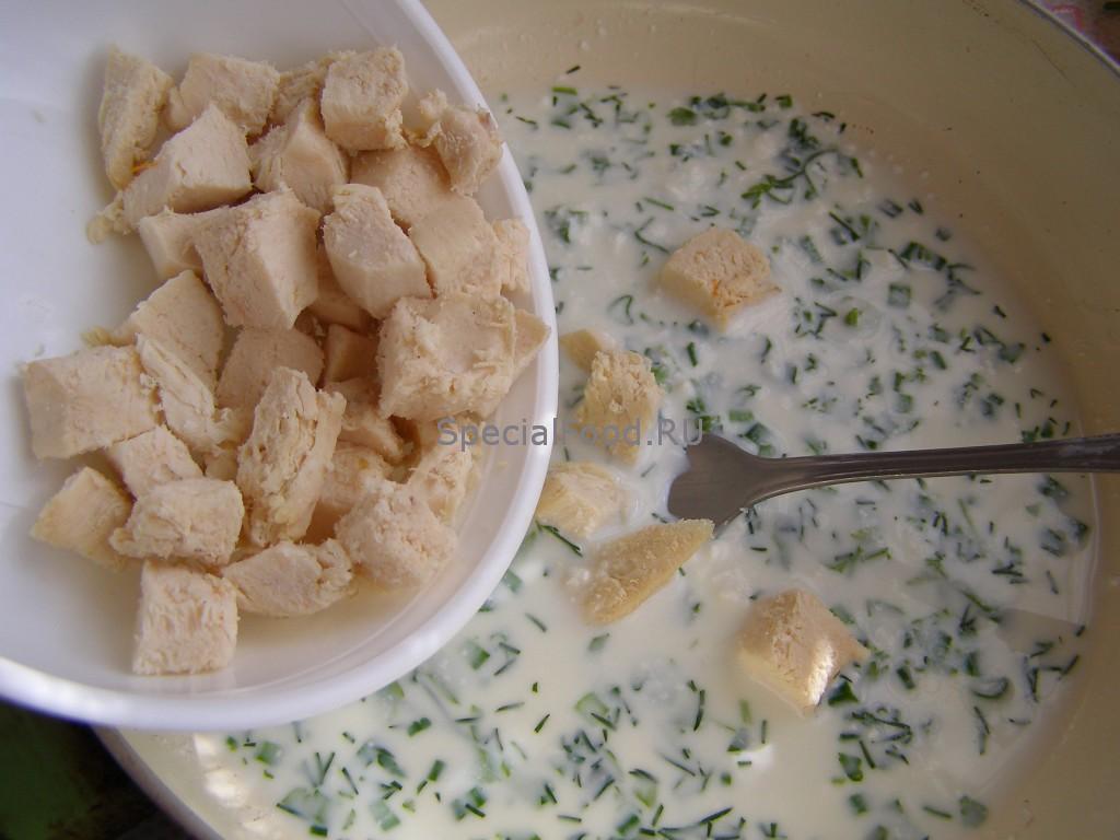 Добавляем грудку в соус