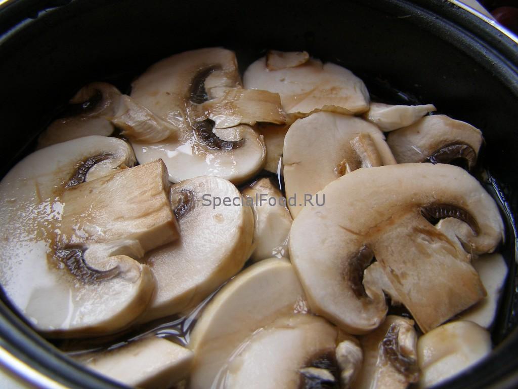Отвариваем шампиньоны