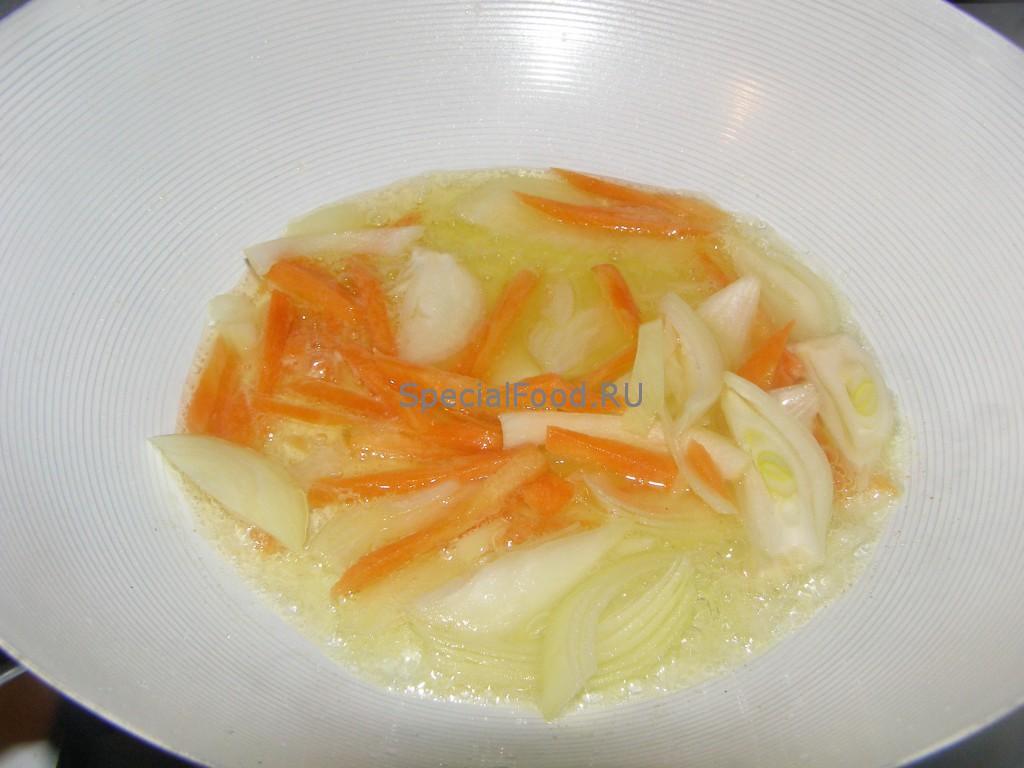 Пожарим лук и морковь