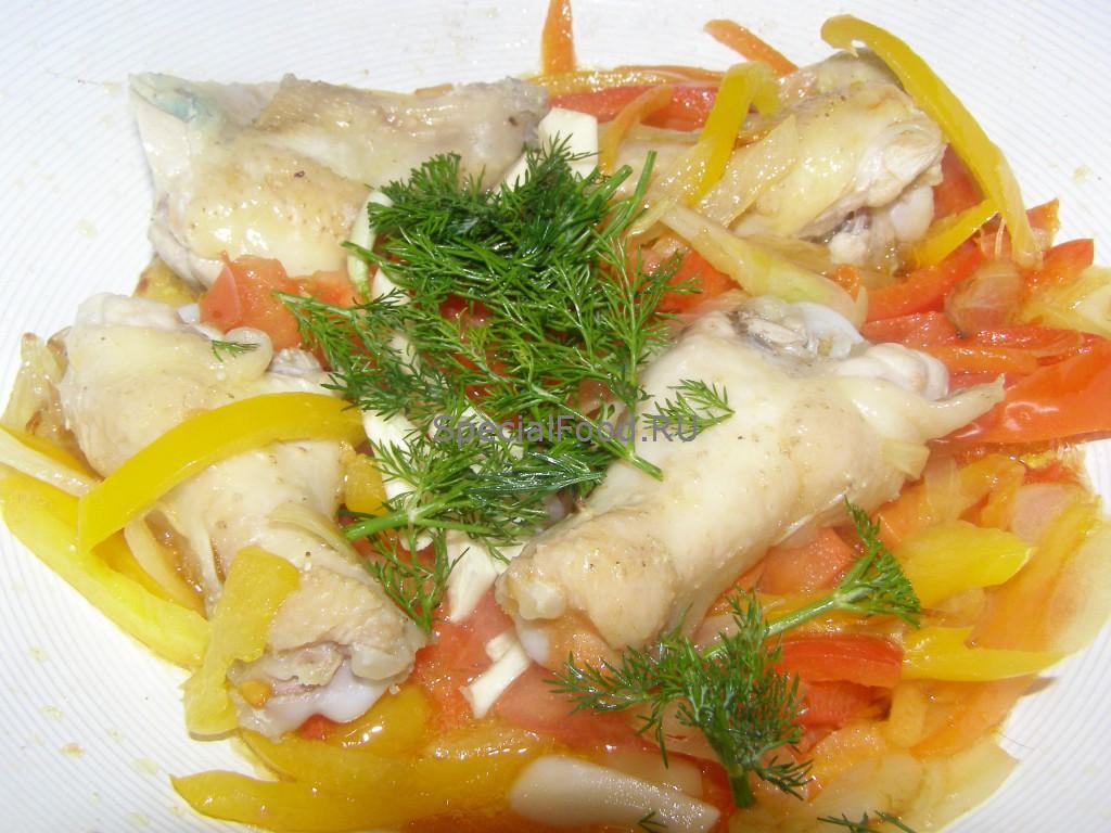 Крылышки кладем к овощам