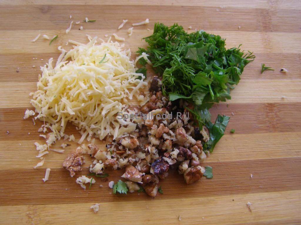 Орехи, сыр, зелень