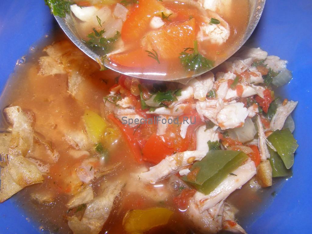 Кладем мясо и орехи в суп