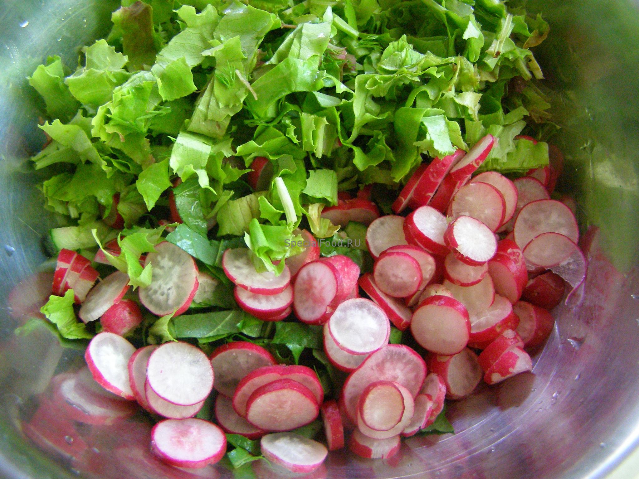 Листья салата в миске с редиской