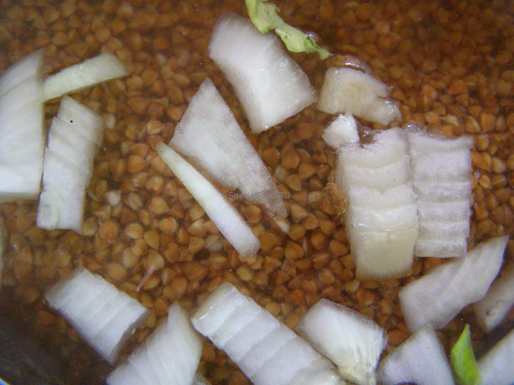 Лук и гречка в воде