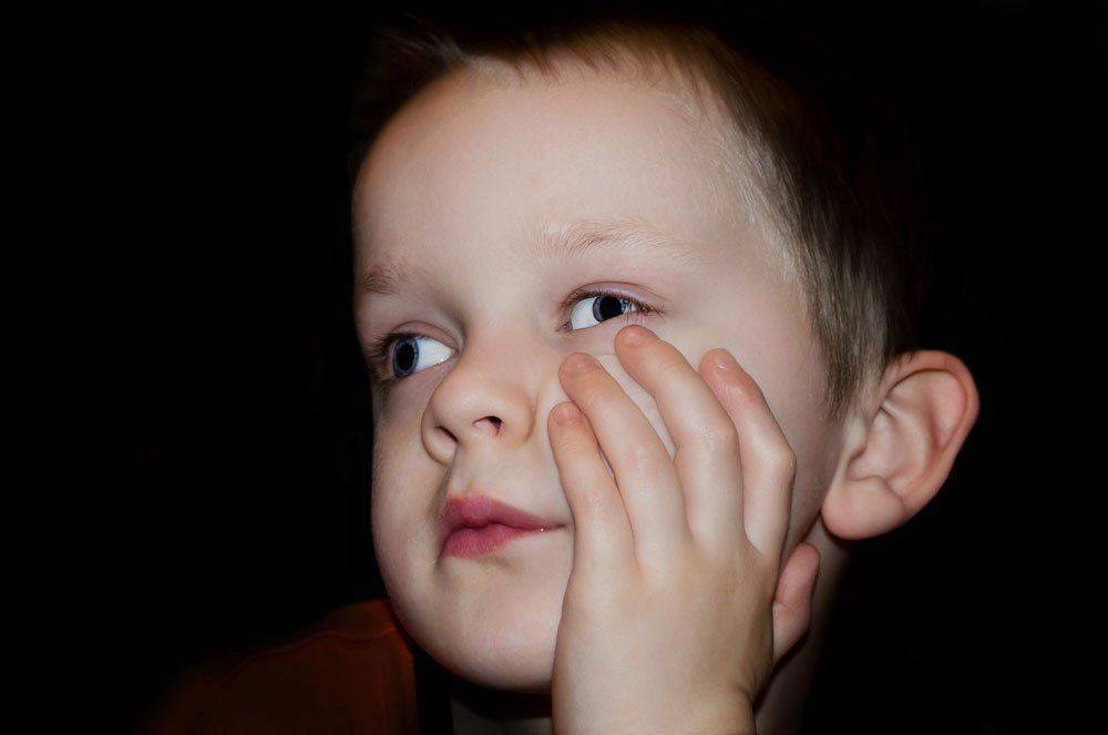 Мальчик с амблиопией Ленивый глаз