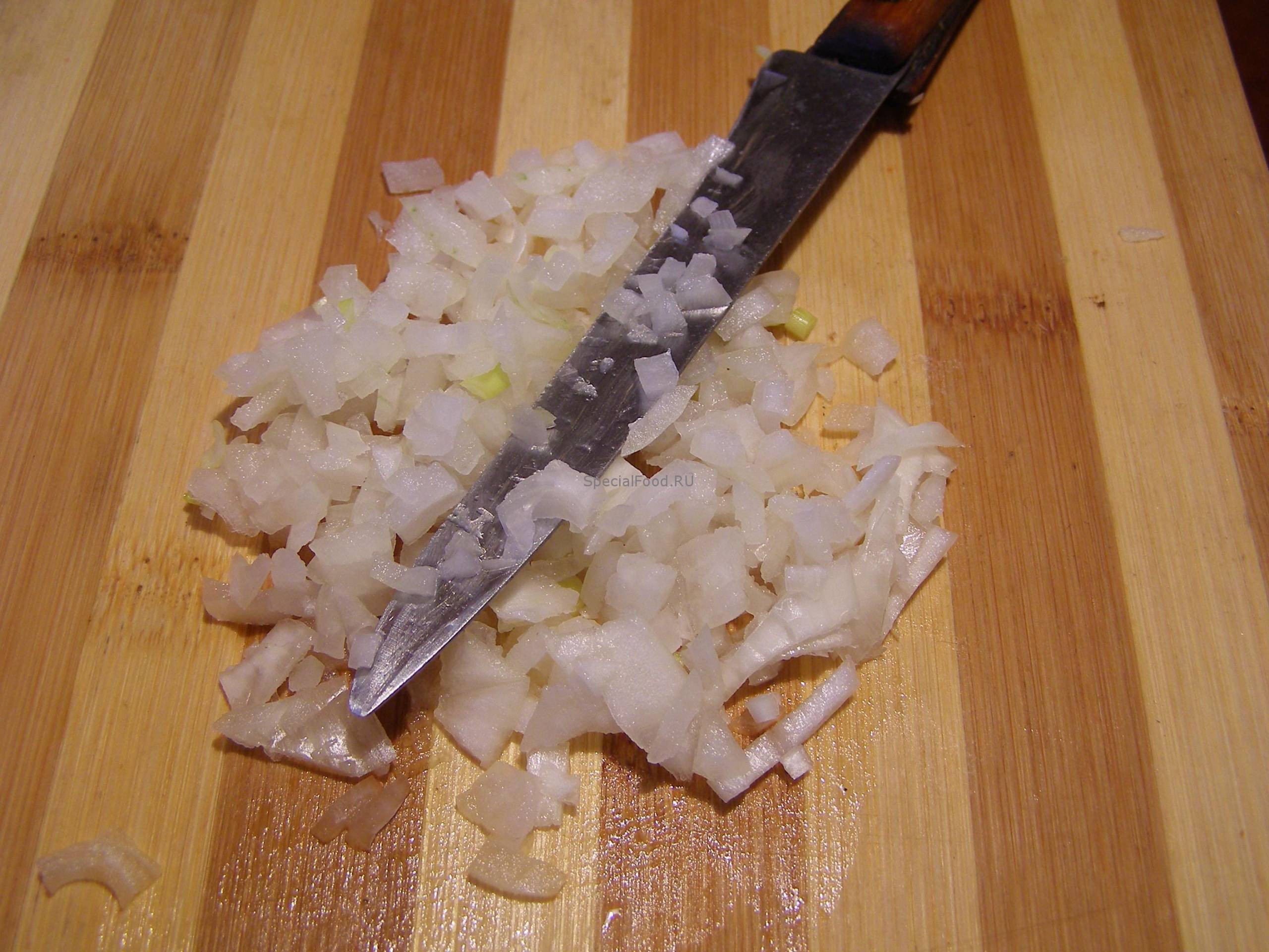 Мелко нарежем лук и чеснок