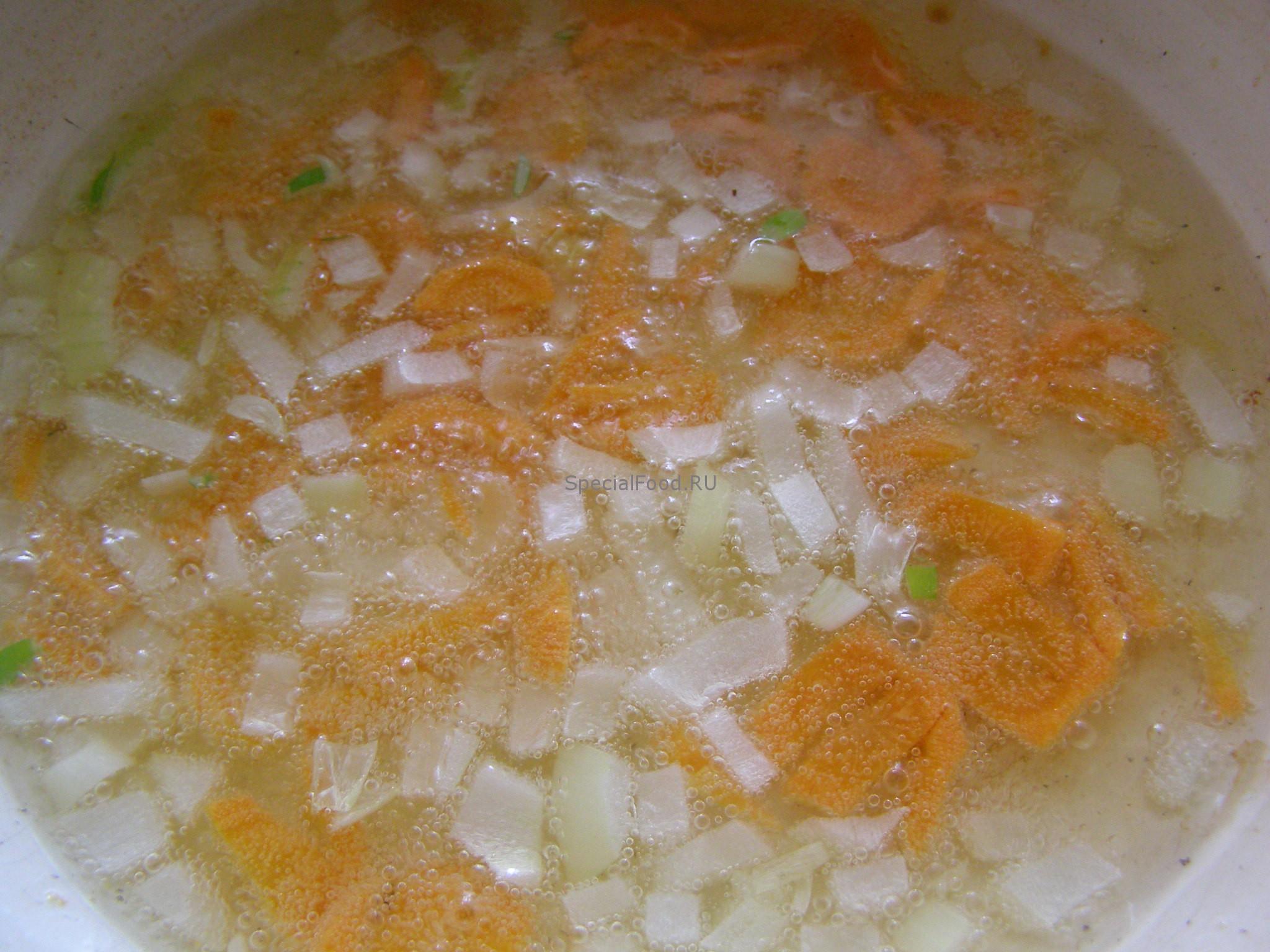 Морковь и лук жарятся