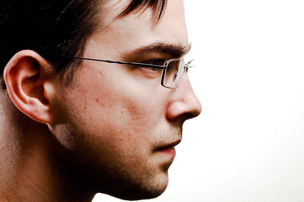 Близорукий мужчина в очках Мужчина в очках