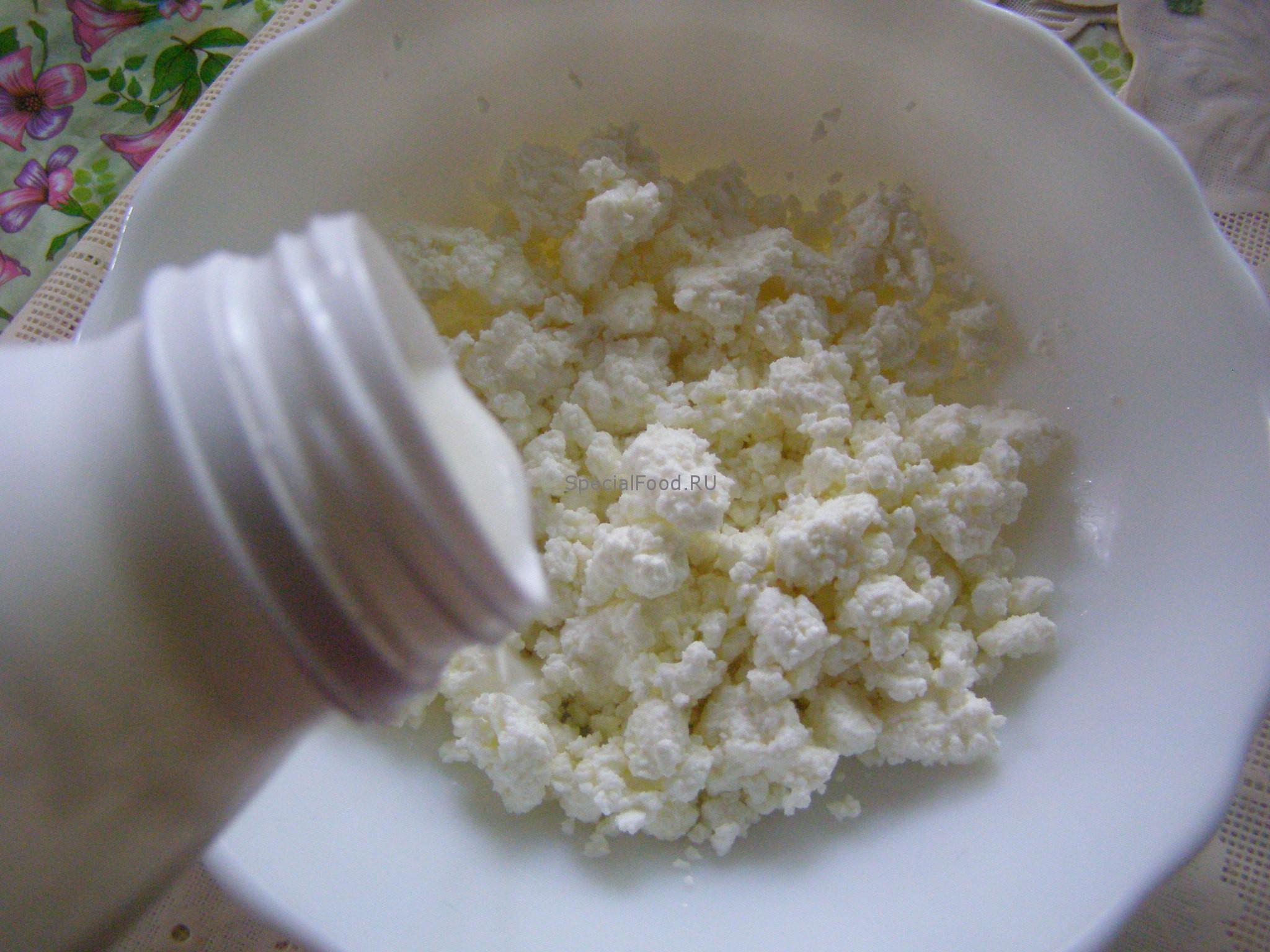 Нальем кефир в творог