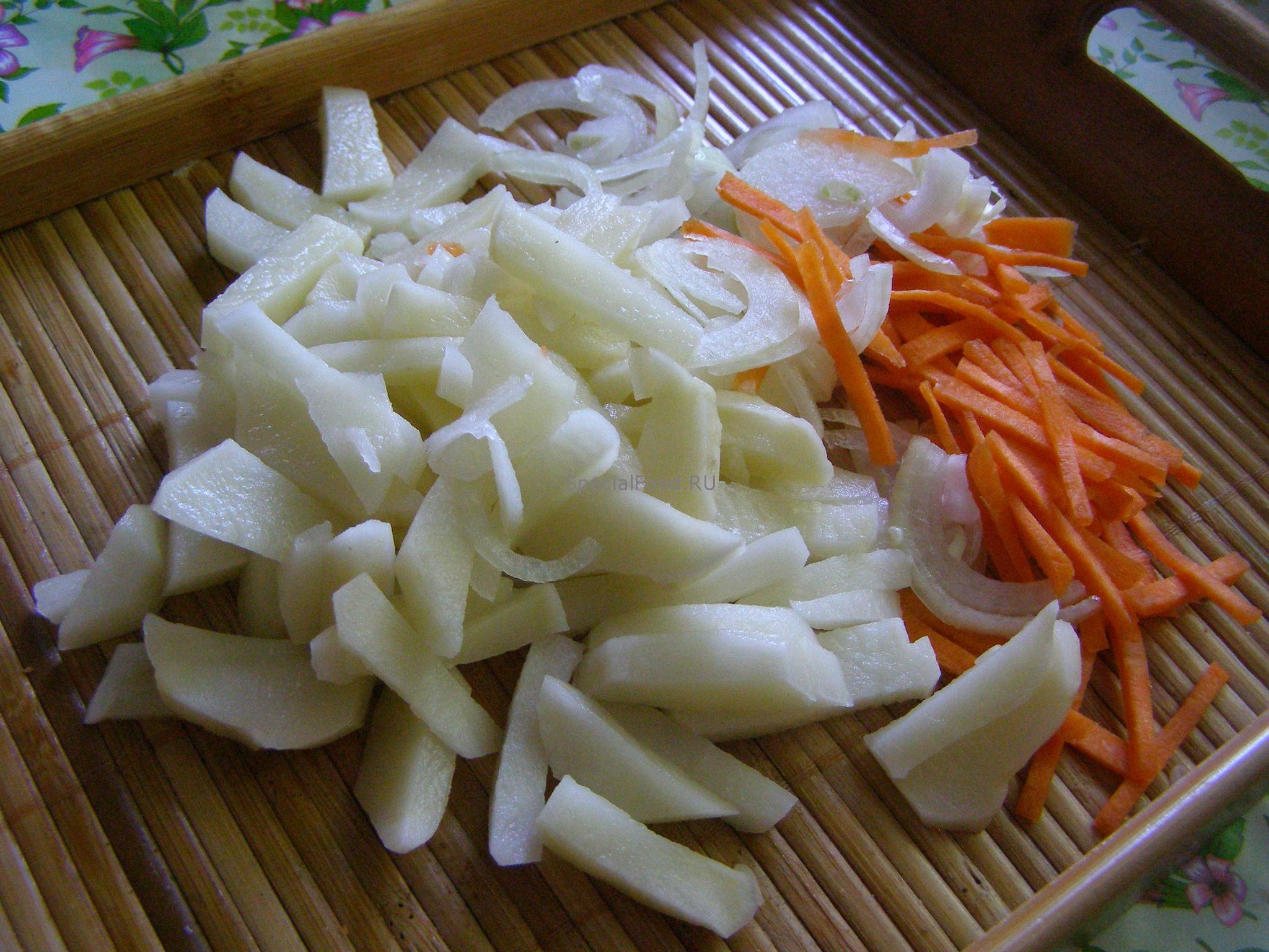 Нарежем морковь и лук