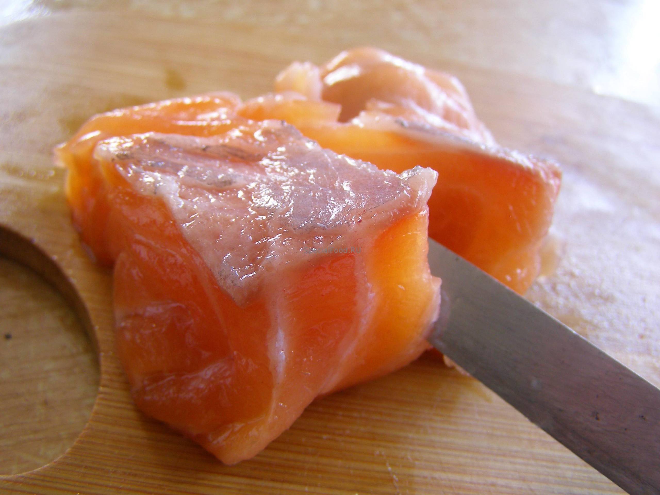 Нарежем семгу на кусочки