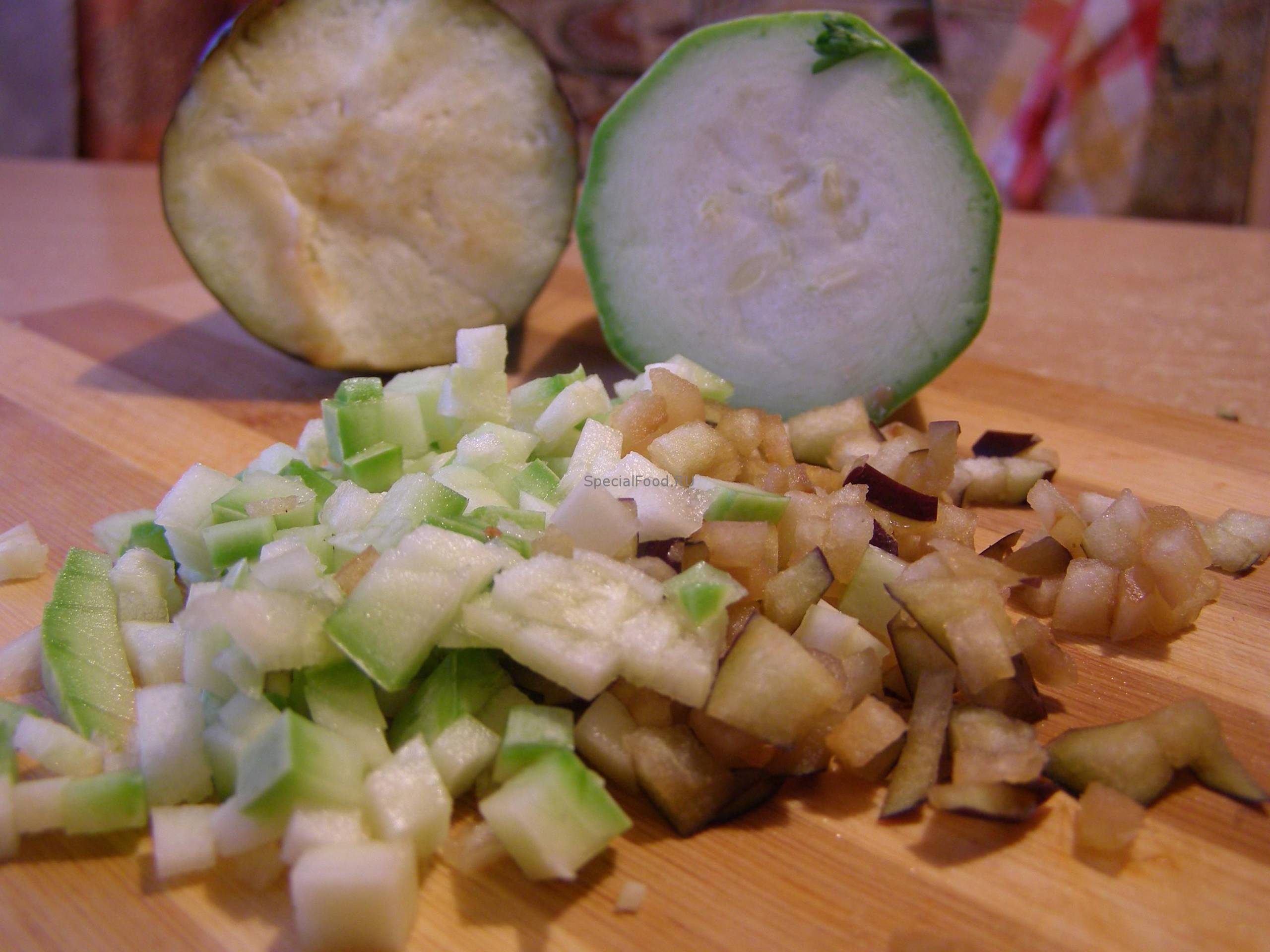 Нашинкуем кабачок и баклажан