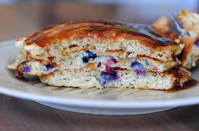 Оладьи из овсяных хлопьев с ягодами