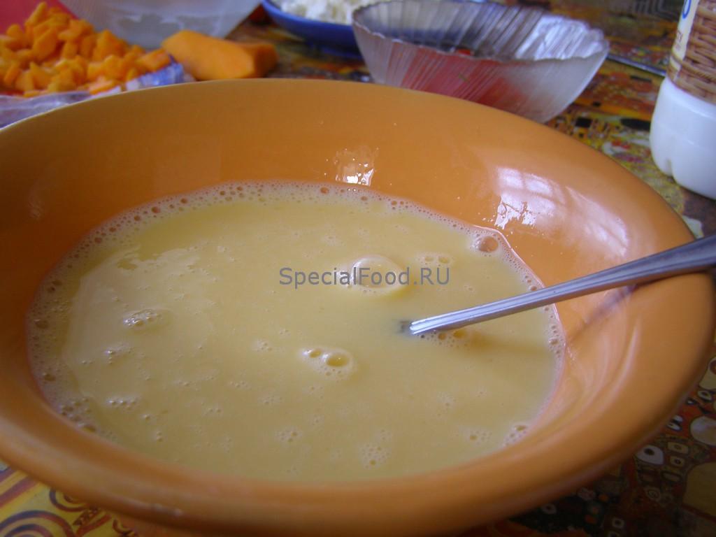 Взбиваем яйцо с молоком