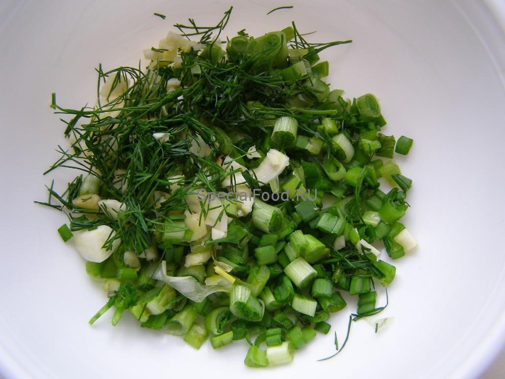 Режем зелень и чеснок