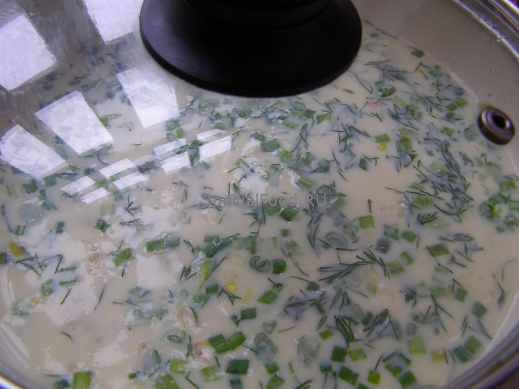 Насыпать зелень и накрыть крышкой